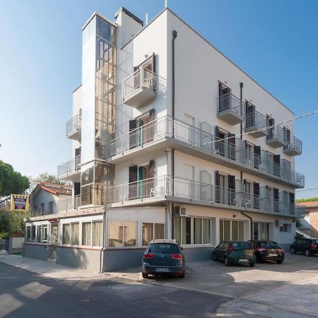 Regina Hotel E Ristorante Punta Marina Exteriör bild