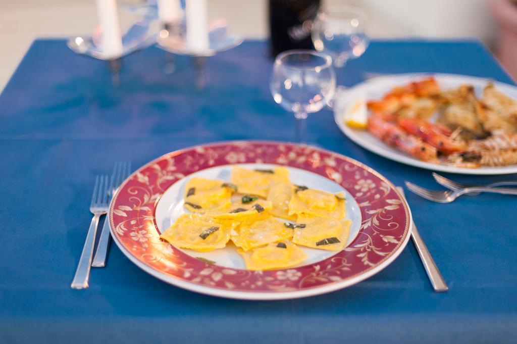 Regina Hotel E Ristorante Punta Marina Exteriör bild