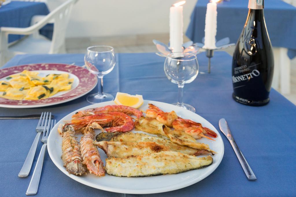 Regina Hotel E Ristorante Punta Marina Exteriör bild