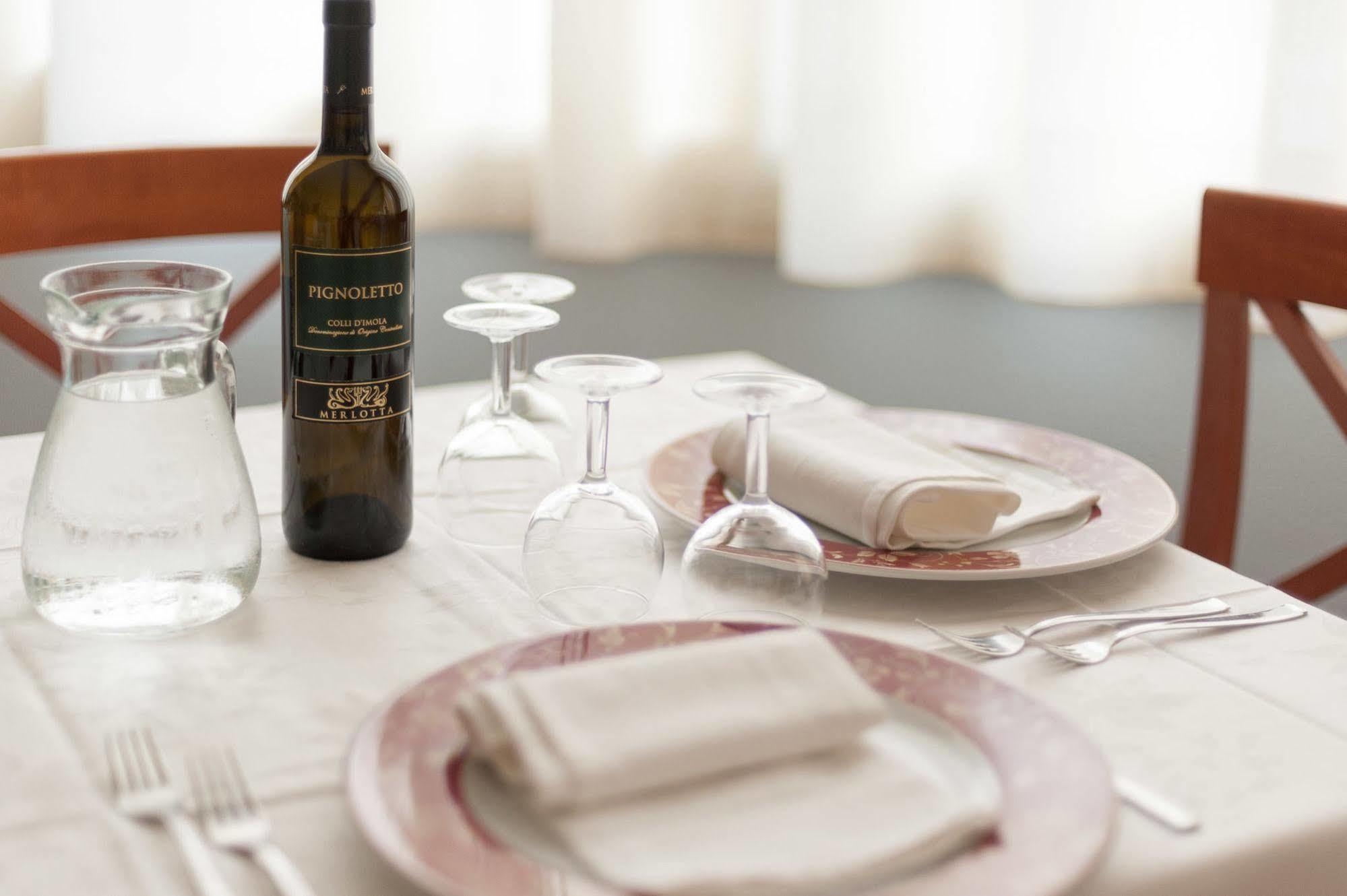 Regina Hotel E Ristorante Punta Marina Exteriör bild