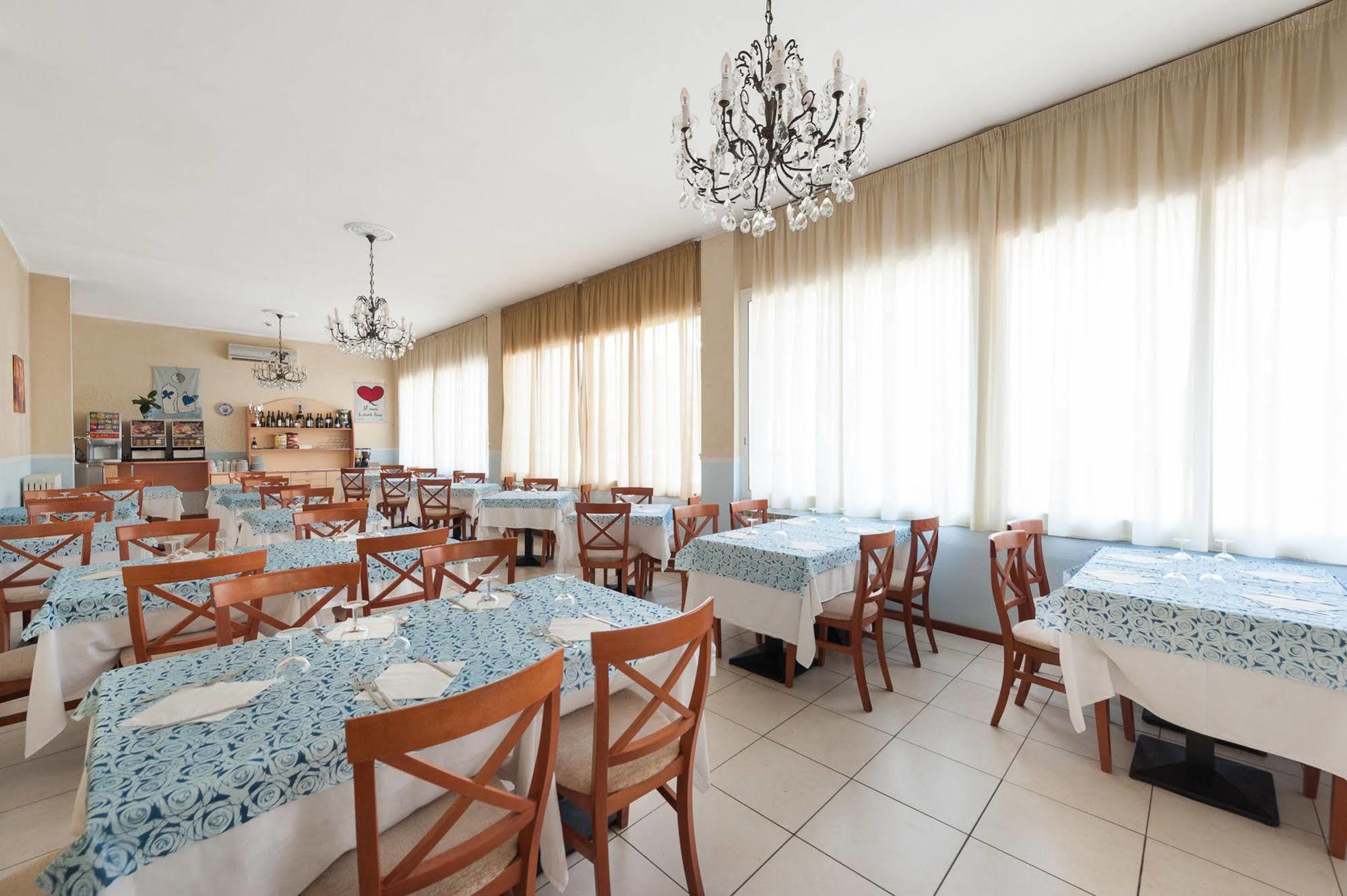 Regina Hotel E Ristorante Punta Marina Exteriör bild