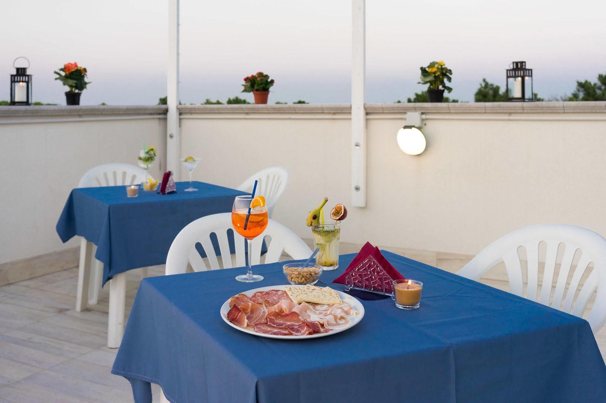 Regina Hotel E Ristorante Punta Marina Exteriör bild